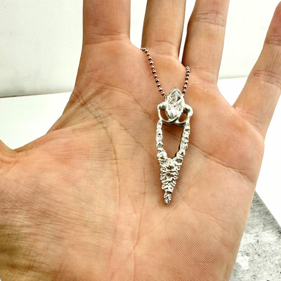 open detail floral spoon top pendant