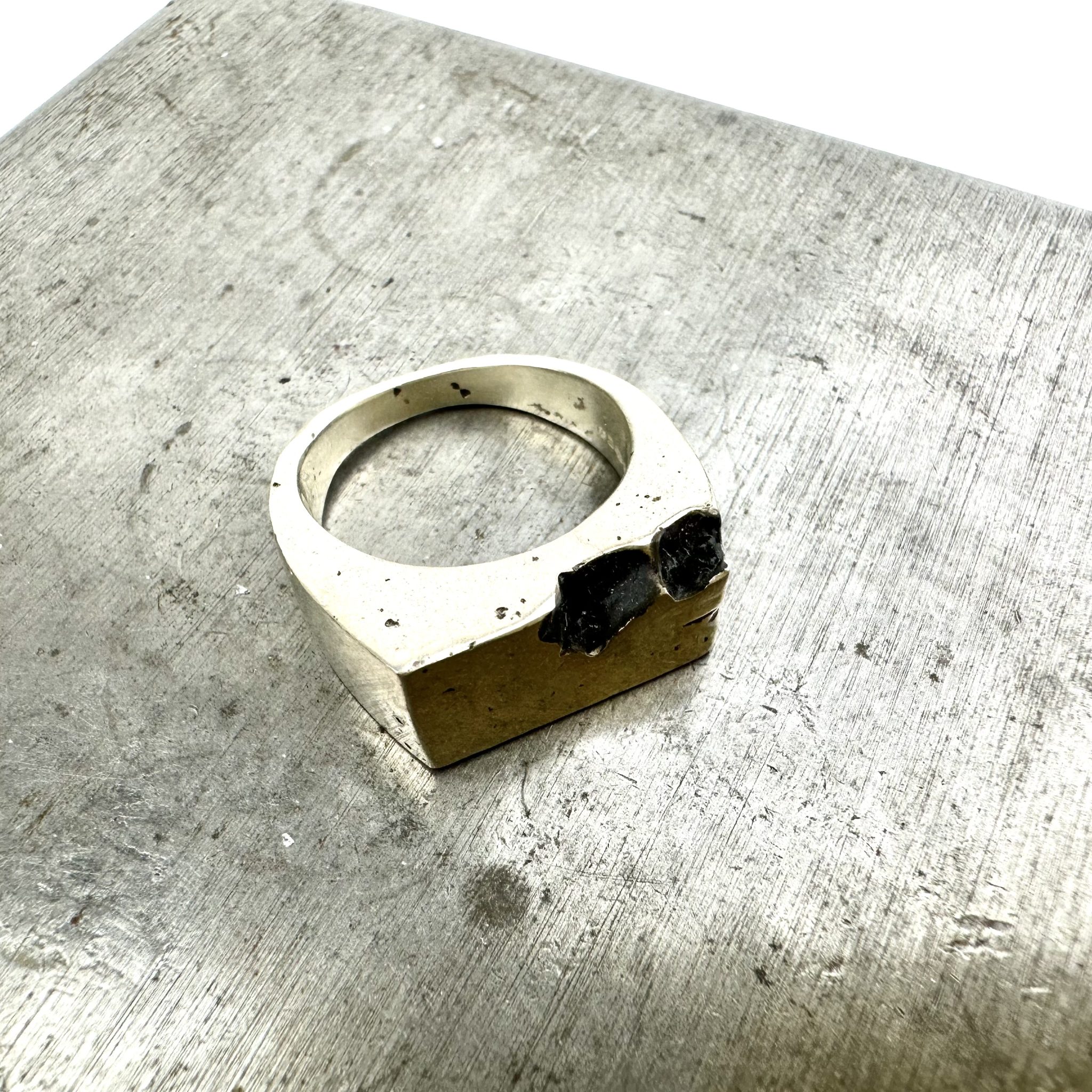 Crevice silver signet ring