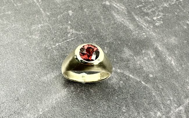 9ct gold signet style ring set with a Mozambique faceted garnet