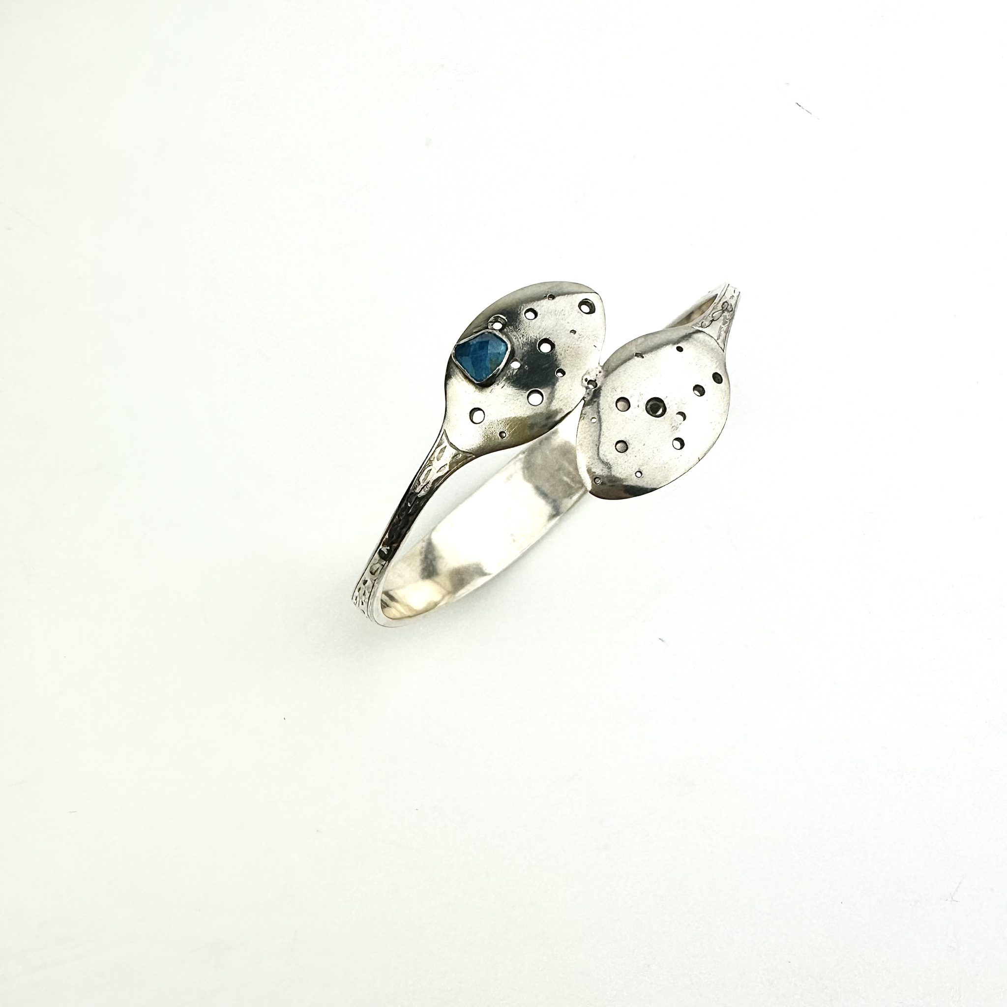 apatite sugar tong bangle